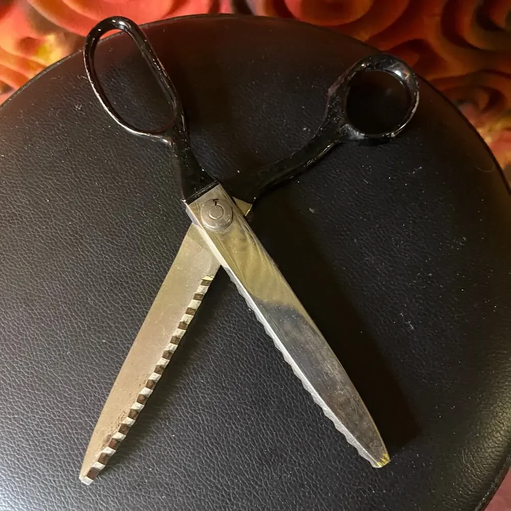 VINTAGE WISS SEWING PINKING SHEARS. MADE IN NEWARK NJ USA. WISS VINTAGE SHEARS.